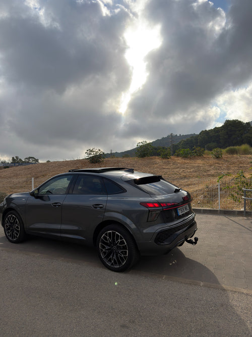 Audi Q3 Sportback gris, vista trasera con techo panorámico abierto